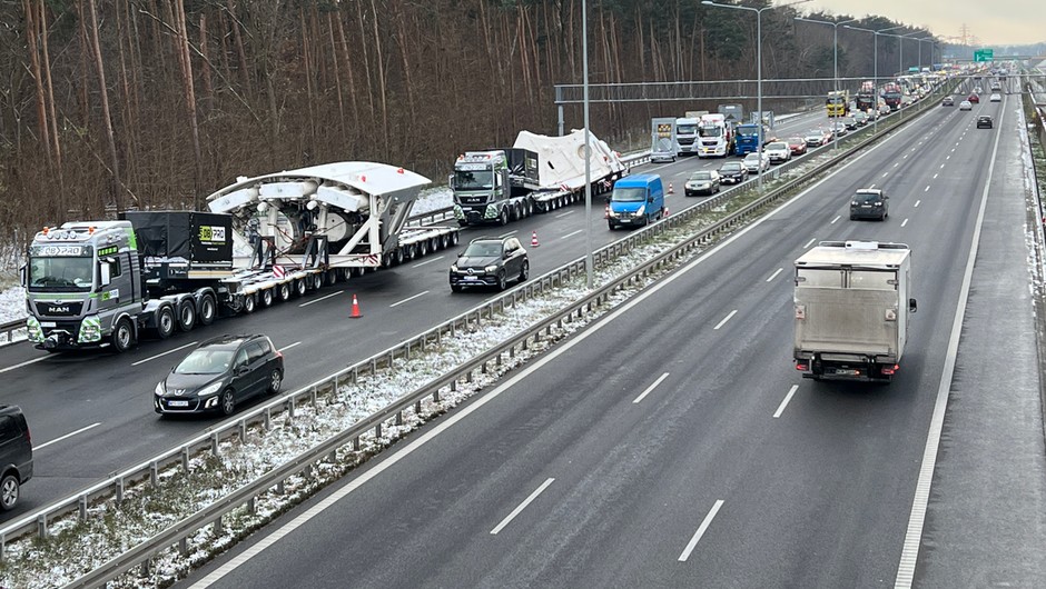 Transport gigantycznej maszyny czeka przed wjazdem do Warszawy na drodze ekspresowej S8 w pobliżu węzła Janki