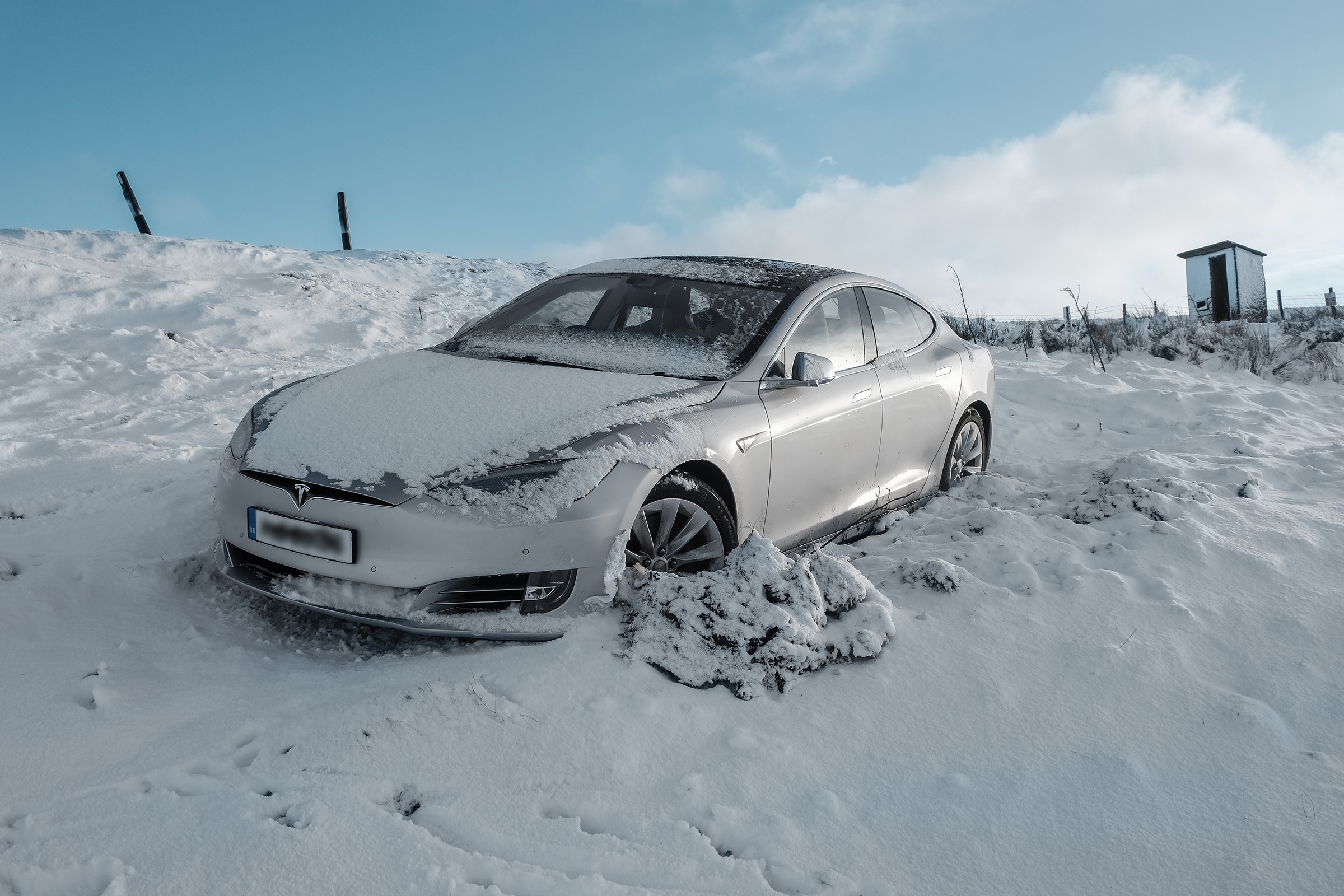 Lepiej utknąć w zaspie w aucie spalinowym czy w elektryku? Politycy opowiadają bzdury, taka jest prawda