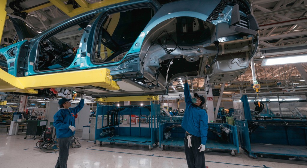 Pracownicy fabryki samochodów elektrycznych BYD w Changzhou w prowincji Jiangsu, Chiny, 14 listopada 2023 r.