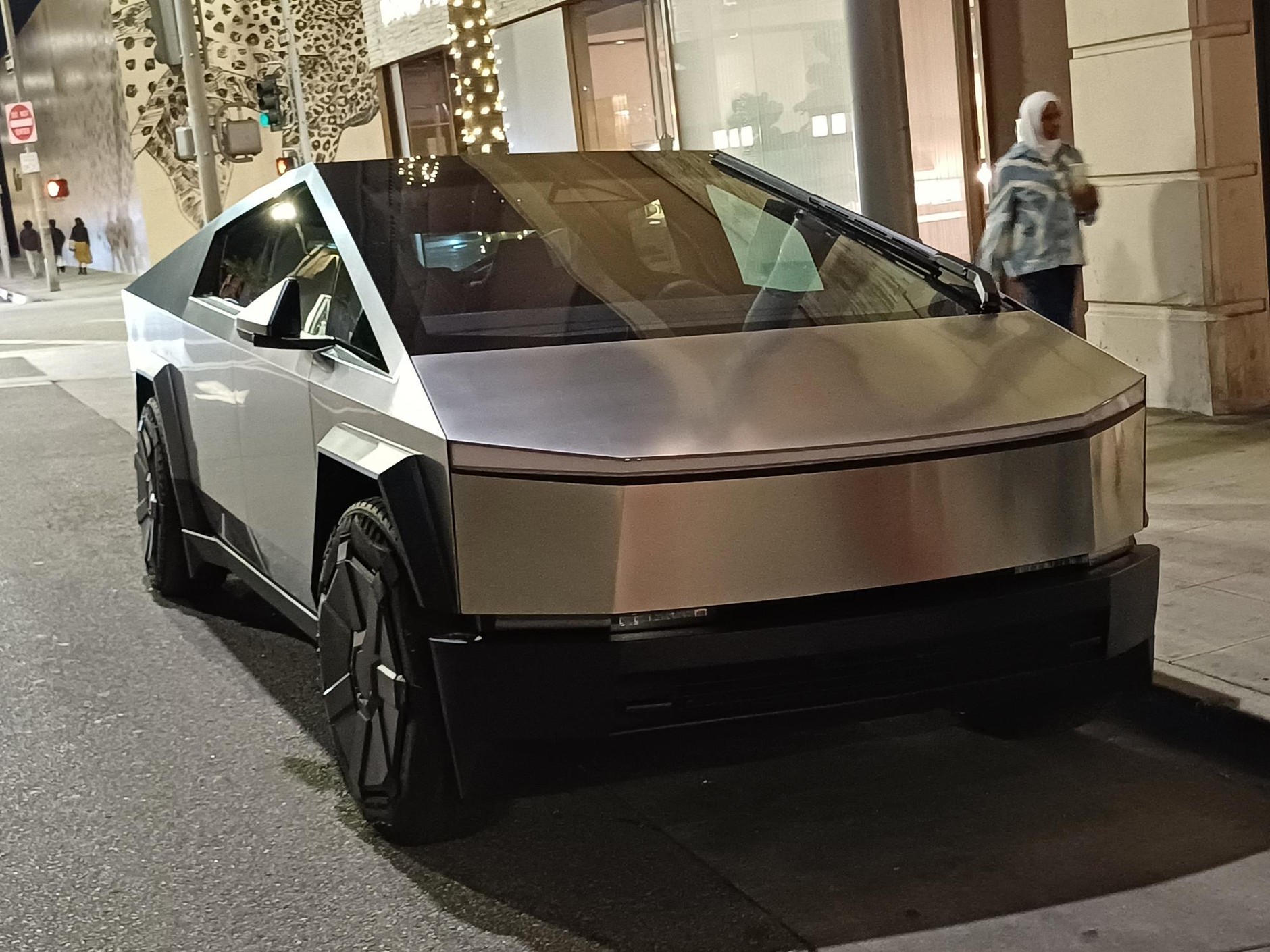 Tesla Cybertruck i inne auta w USA