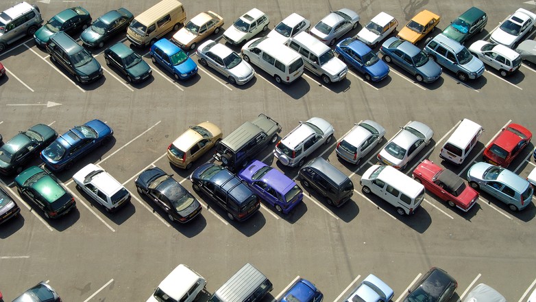 Parking przed supermarketem