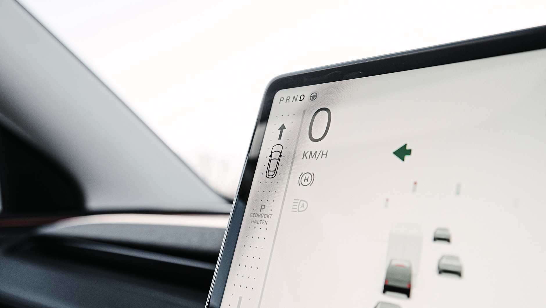 Tesla Model Y po liftingu: nie ma już dźwigienki wyboru trybu jazdy. Wybierasz "bieg" przesuwając palcem po ekranie centralnym. Może to głupie i niewygodne, ale za to tanie. 