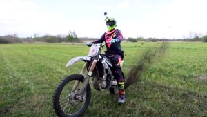 Motocrossowy mistrz Polski zniszczył pole i stracił licencję