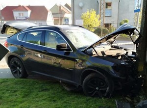 Rozbił BMW o przydrożny budynek. Grozi mu do pięciu lat więzienia