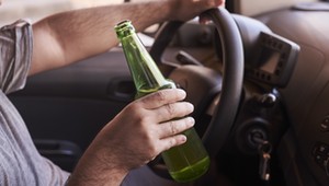"Dajesz w szyję", nie wsiadaj za kierownicę. Czym grozi jazda po alkoholu?