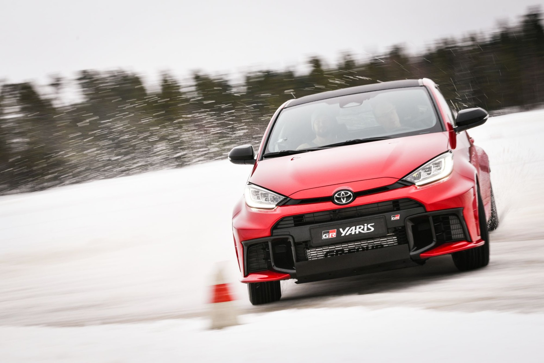 Toyota zmodyfikowała też zderzak i wzmocniła siatkę ochronną