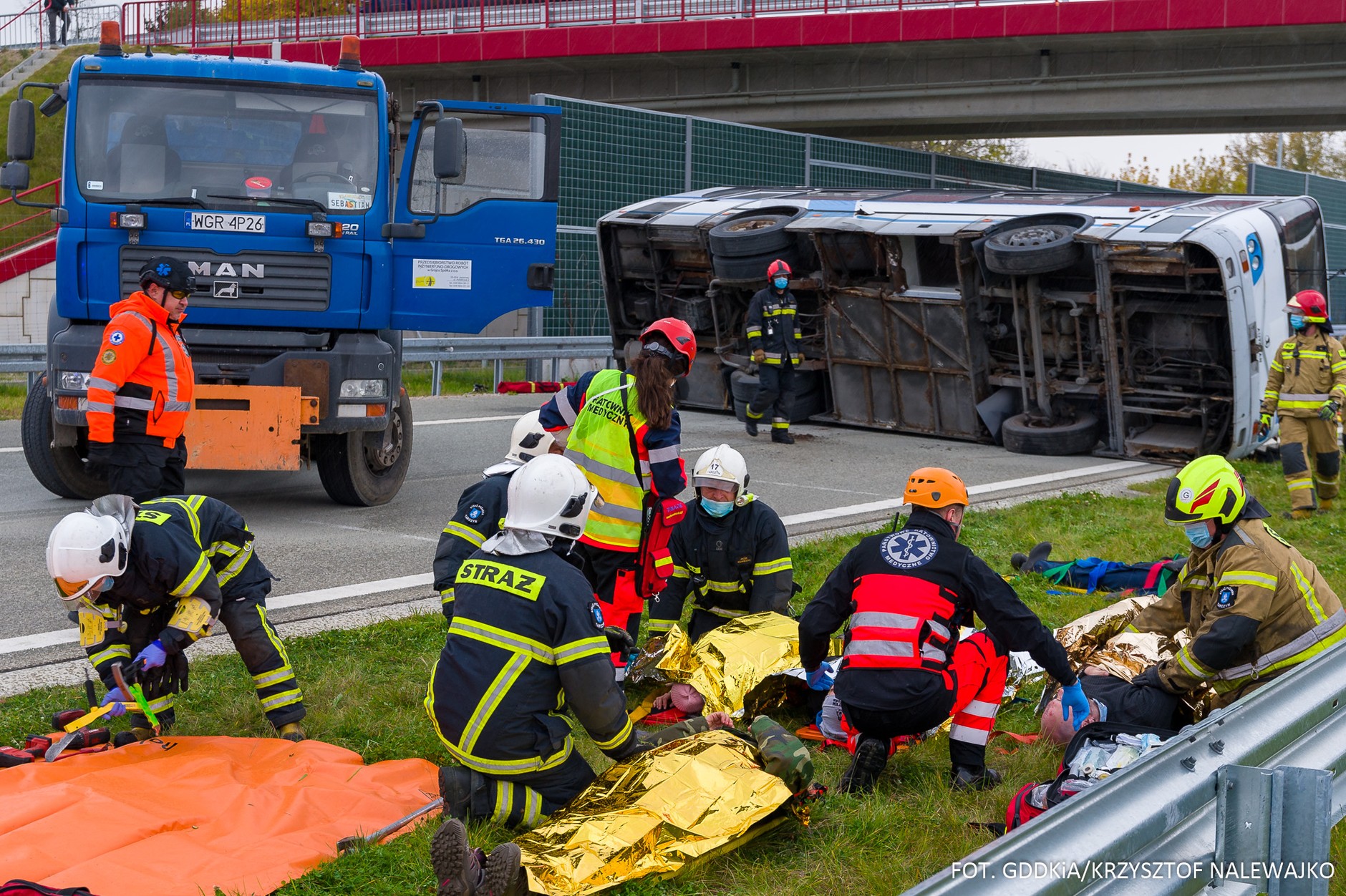 Ćwiczenia służb ratowniczych na autostradzie