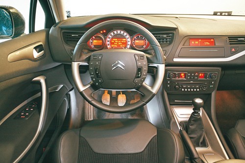 Honda Accord, Mazda 6 i Citroen C5 kontra VW Passat - Porównanie 4 kombi klasy średniej
