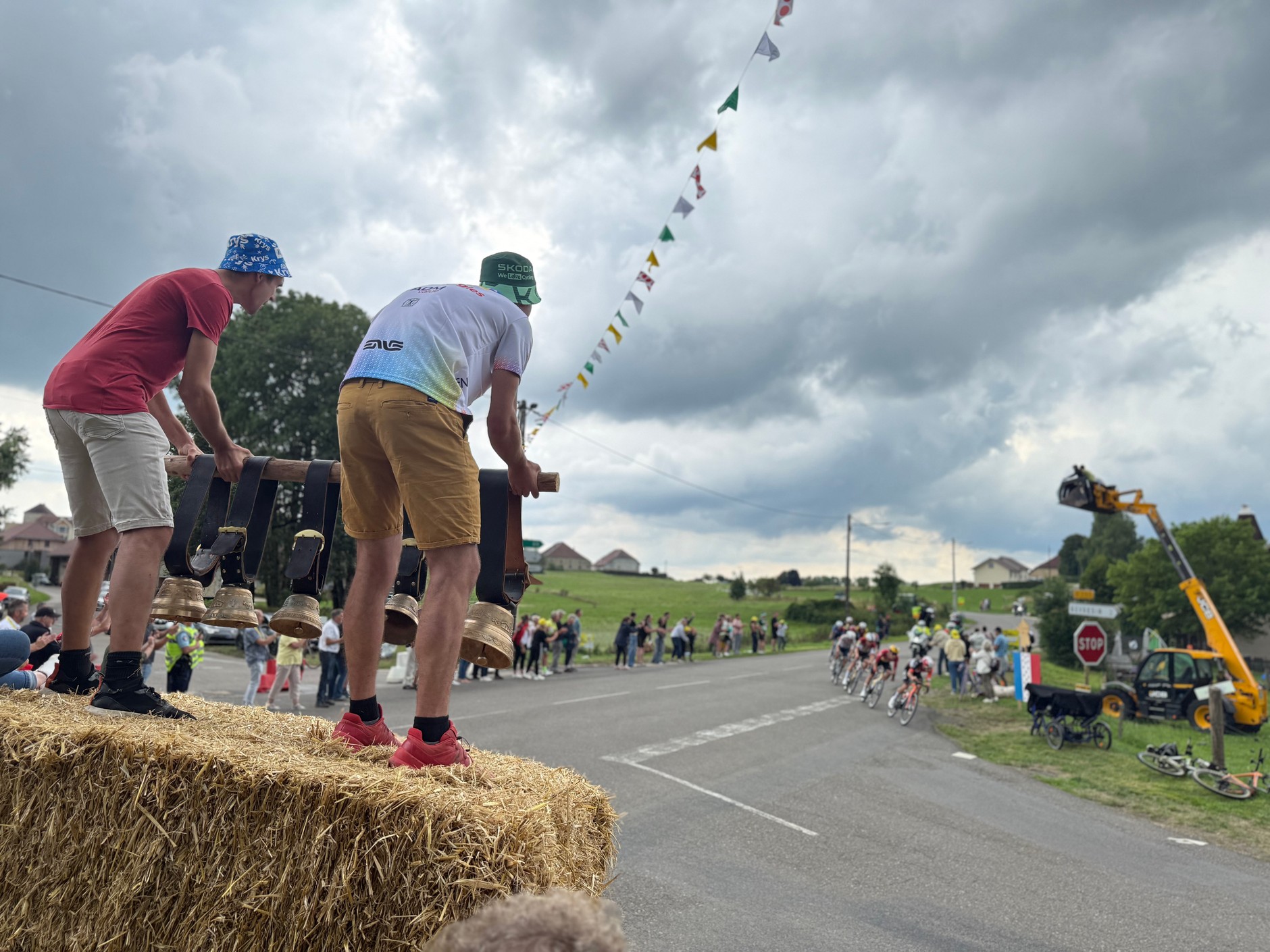 Zadaniem kibiców jest wytwarzanie hałasu i z tego zadania wywiązują się oni znakomicie, często w przemyślany sposób