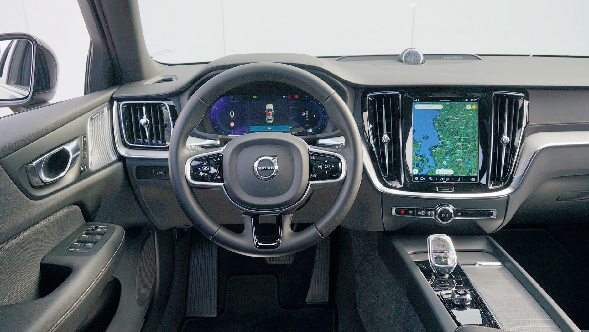 Volvo V60 2022 - stylowo, prosto i klarownie. 9-calowy ekran dotykowy też ustawiono pionowo.
