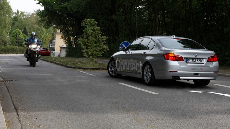 Bezpieczny skręt w lewo z BMW