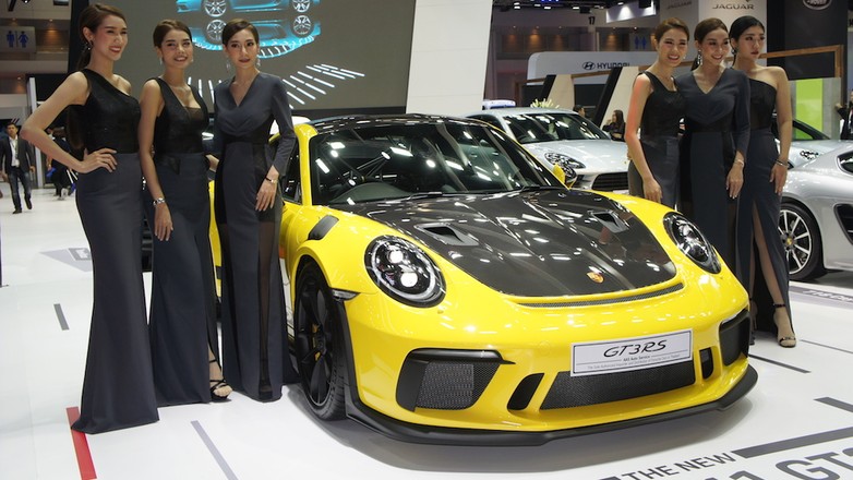 Salon w Bangkoku – modelki i samochody