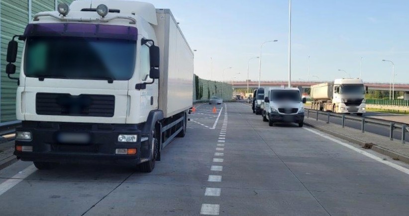 Solówka z ładunkiem książek i gier planszowych ważyła 19,9 t zamiast dopuszczalnych 18 t. O 2,1 t przekroczone były też naciski kół pojedynczej osi napędowej pojazdu na drogę.