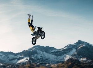 Skoczył motocyklem z klifu. Wylądował ze spadochronem [Nagranie]