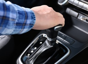 Masz samochód z automatyczną skrzynią biegów? Sprawdź, czy dobrze używasz tej funkcji
