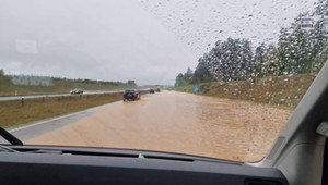 Całkowicie zalana autostrada A1 w stronę Ostrawy. Wyznaczono objazdy