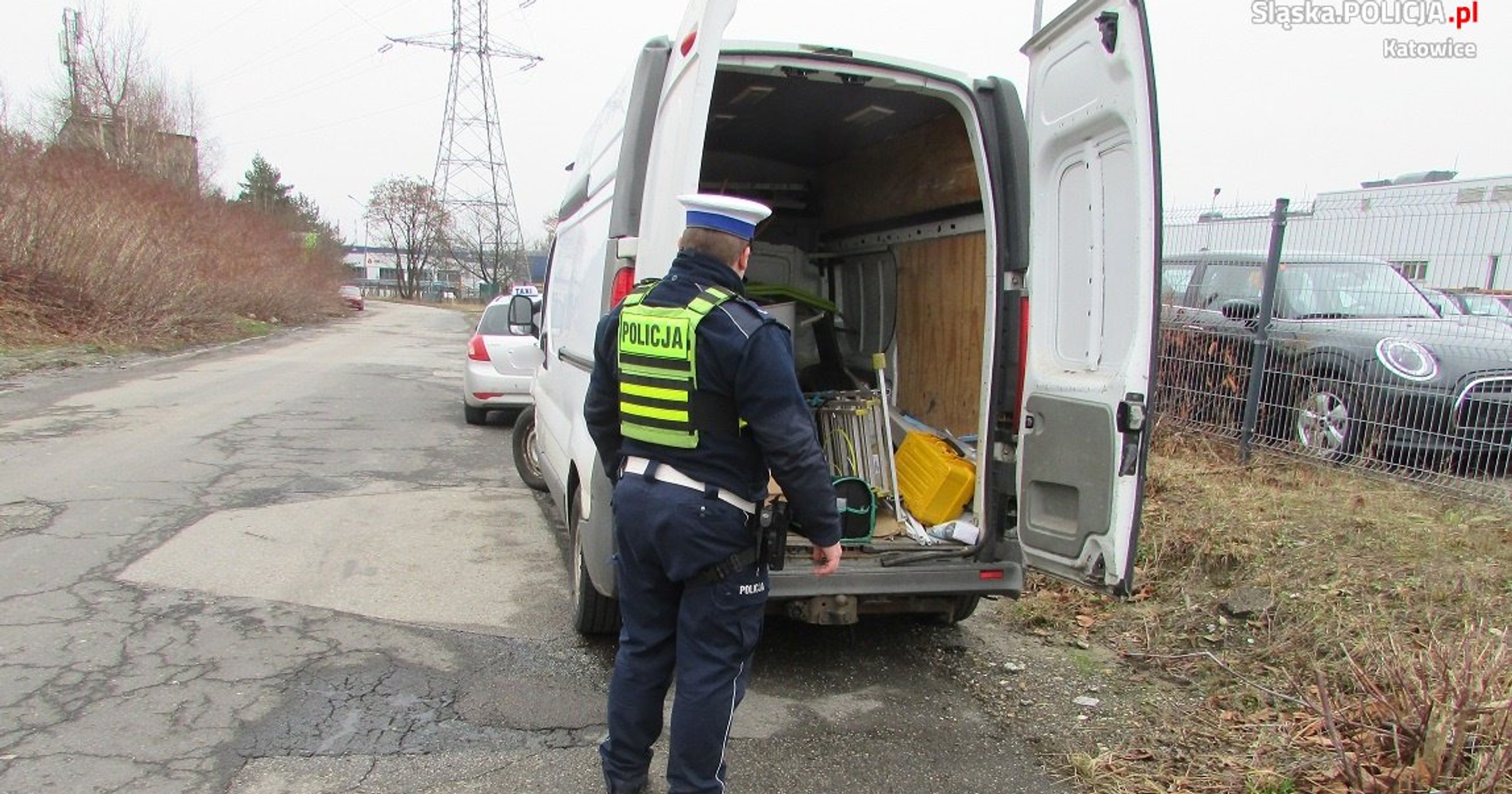 policjant sprawdzający załadunek
