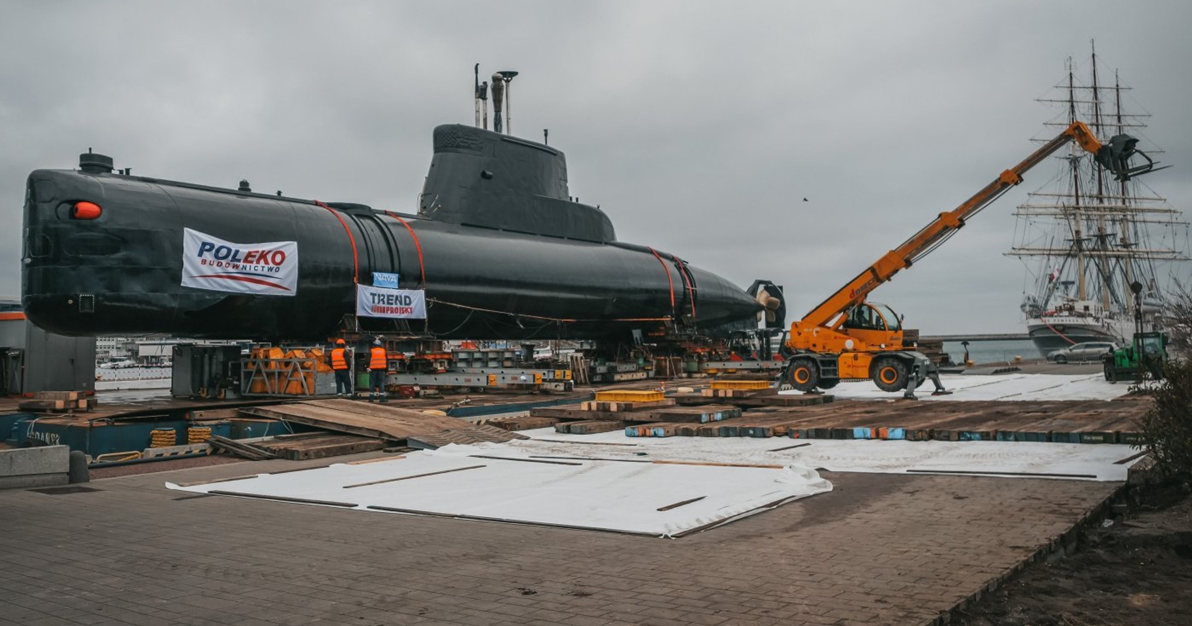 ORP Sokół podczas przygotowań do transportu do muzeum