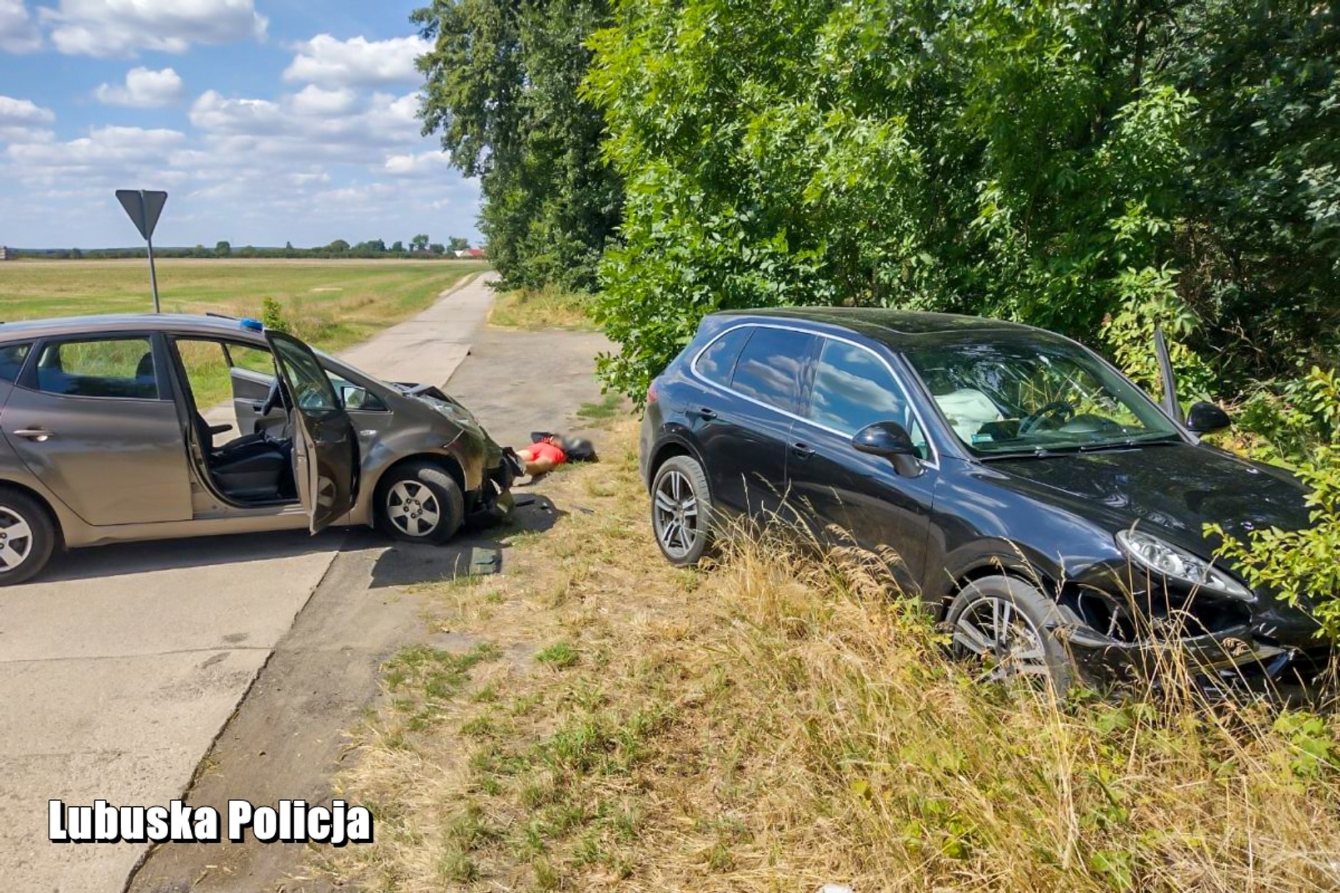 Policjanci ze Wschowy zatrzymali po pościgu 21-latka podejrzewanego o kradzież Porsche Cayenne