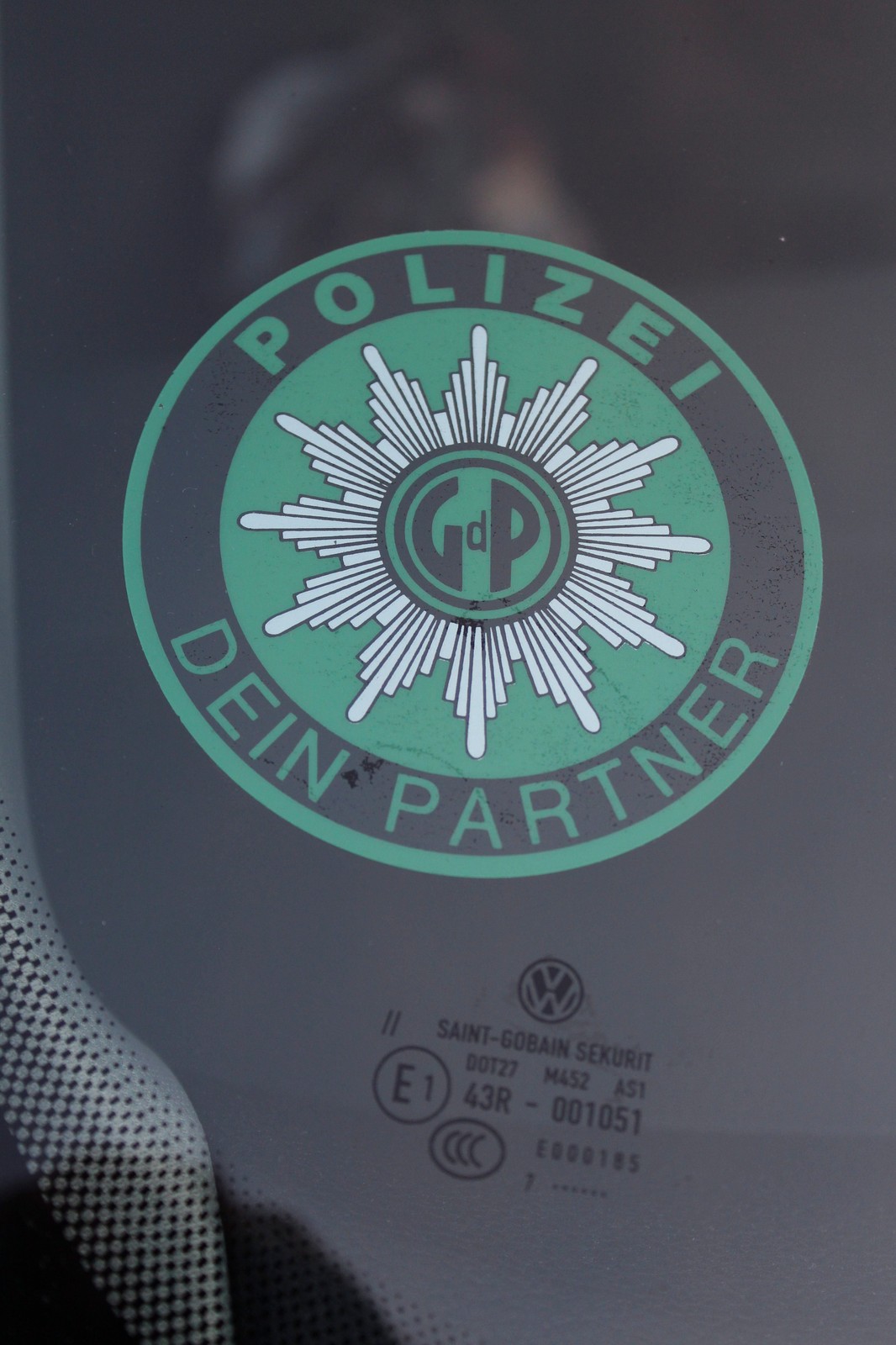 Naklejki na autach – czy wiesz, co oznaczają?