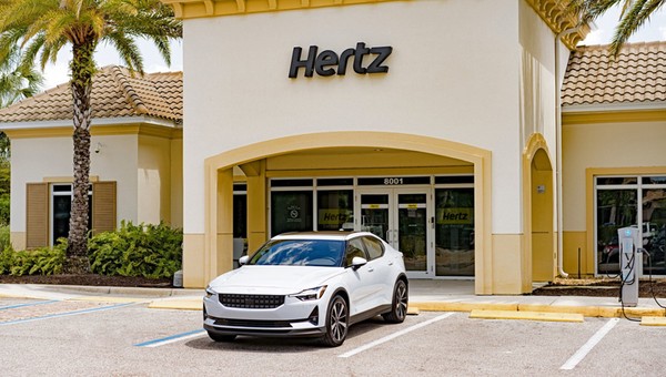 Hertz omal nie upadł, a teraz kupuje ogromną flotę elektrycznych Polestarów