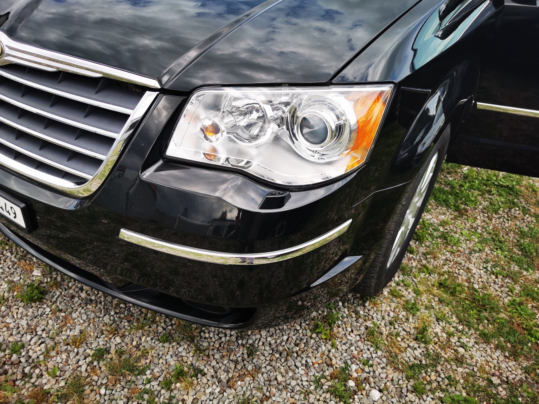 Chrysler numer dwa: reflektory czyste w środku, choć jeden nie świeci