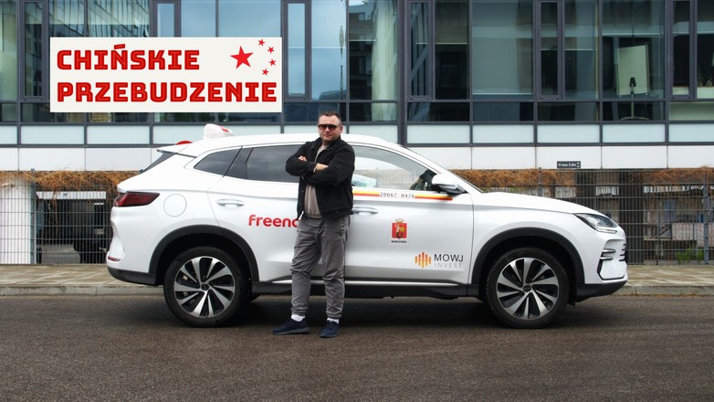 Taksówkarz Marcin Zawodzian na tle swojego chińskiego SUV-a marki BYD
