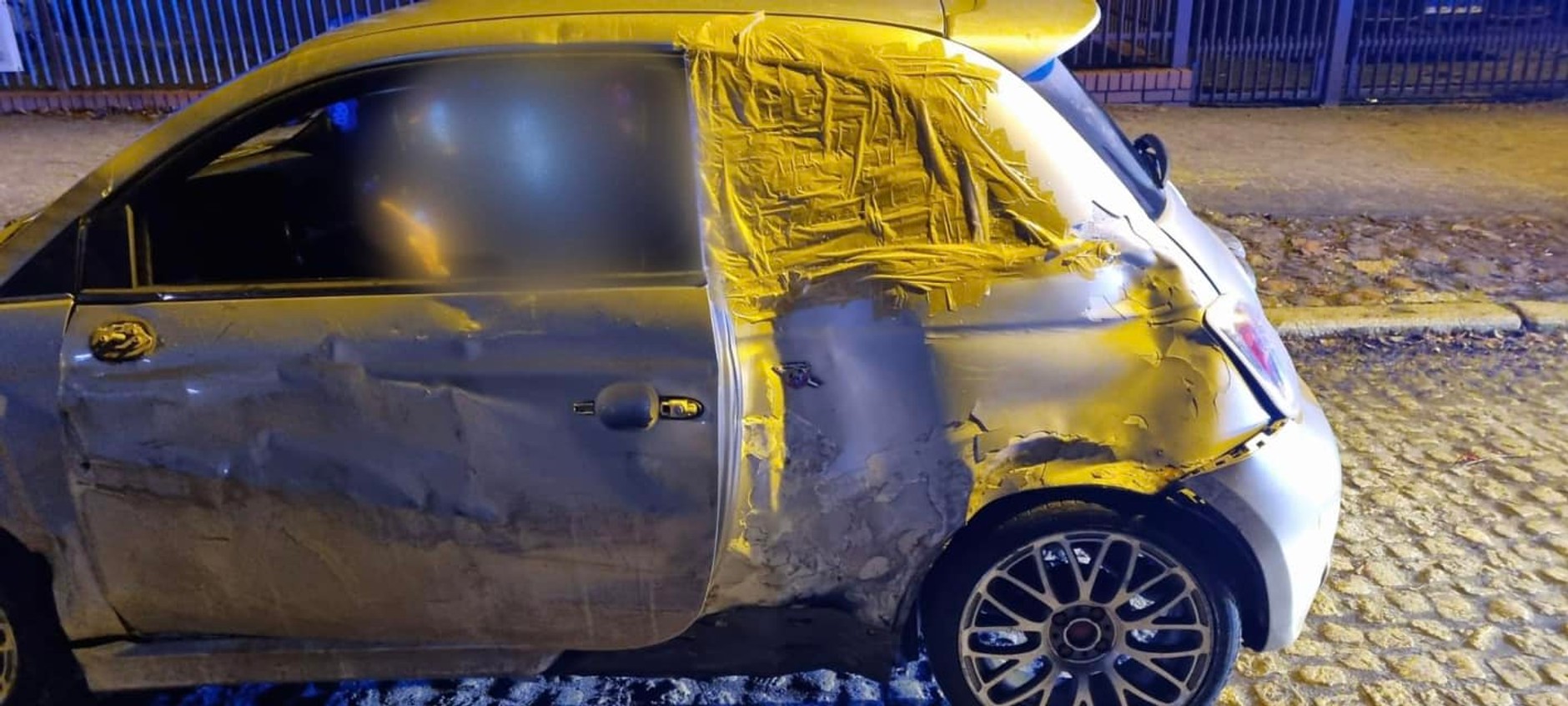 29-latek chałupniczymi metodami "naprawił" rozbitego Fiata 500