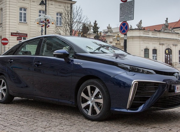 Nagrody What Car? dla Toyoty Mirai i Avensisa