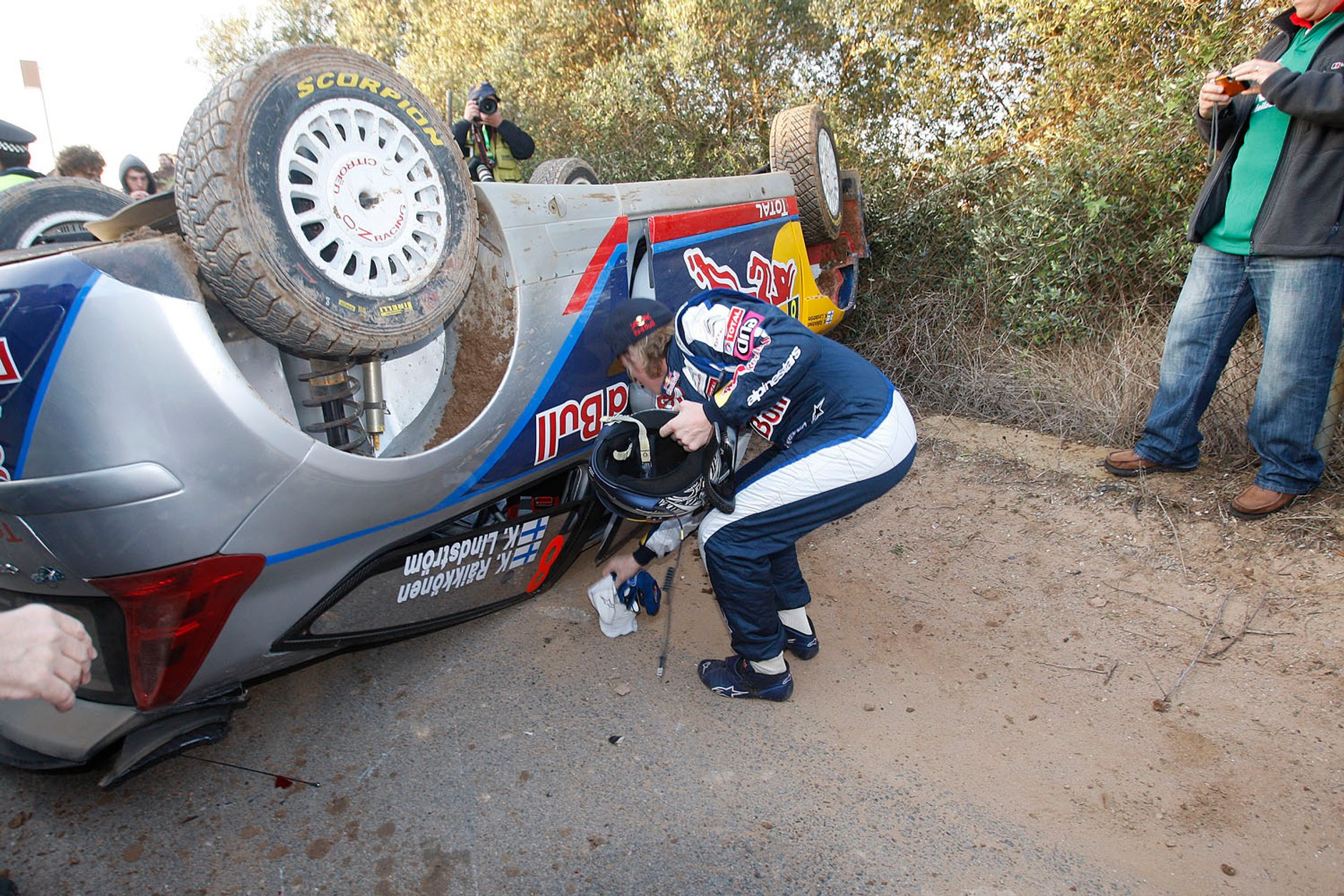 Rajd Hiszpanii 2010: jak ratowali po wypadku Räikkönena (zdjęcia: Rallyworld©Willy Weyens)