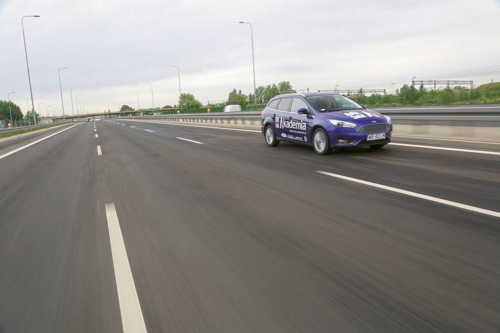 W sytuacji, gdy wszystkie pasy są puste, kierowca powinien zajmować skrajny prawy pas