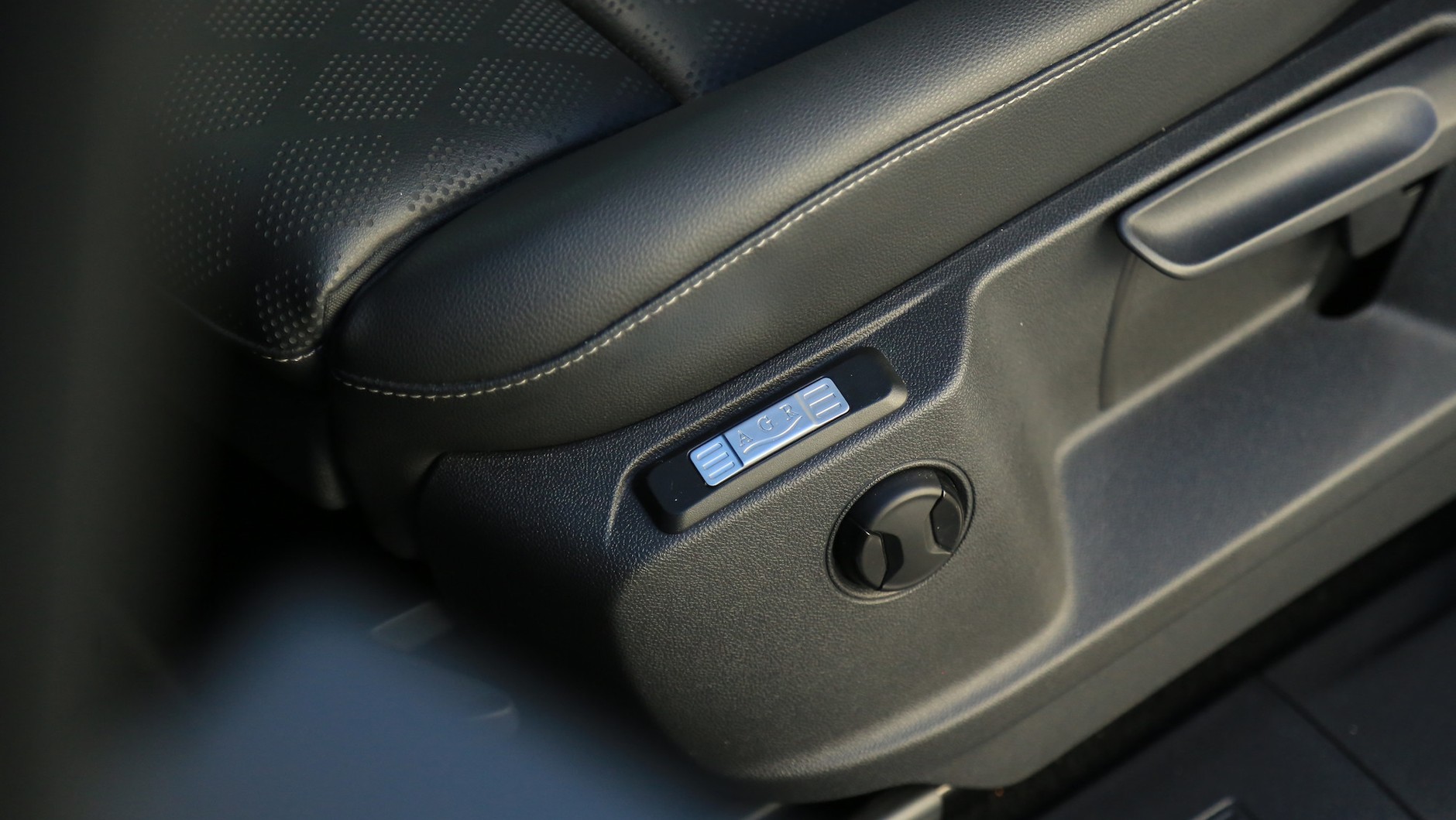 Ford Grand Tourneo Connect 2.0 EcoBlue. Komfort podczas długich podróży gwarantowany. Przynajmniej jeśli chodzi o fotele, bo przy 140 km/h w tym egzemplarzu coś jednak szumiało wokół prawego lusterka/słupka A.