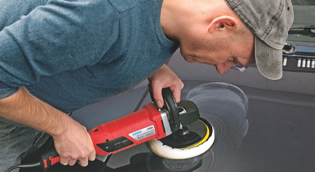 Błędy przy polerowaniu lakieru: tak możesz zniszczyć auto!