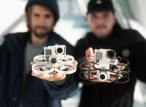 Niezwykły przelot dronem przez muzeum Mercedesa [Wideo]