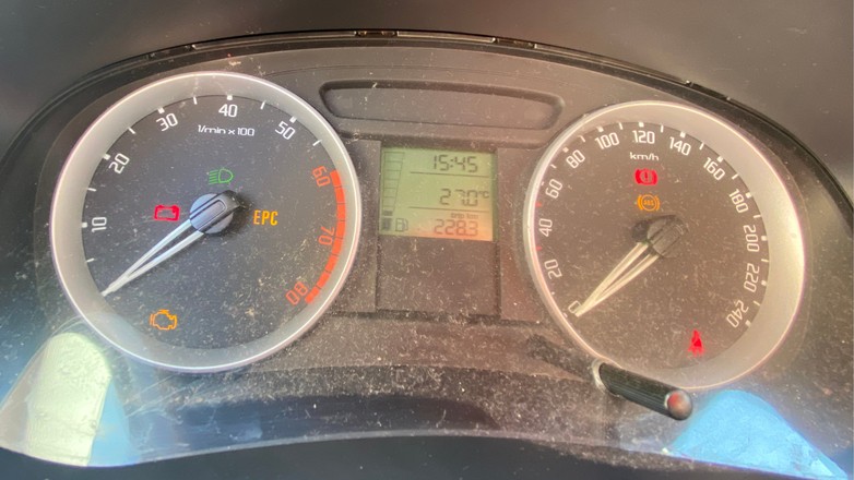 Auto za pomocą ikonek na desce rozdzielczej komunikuje się z kierowcą