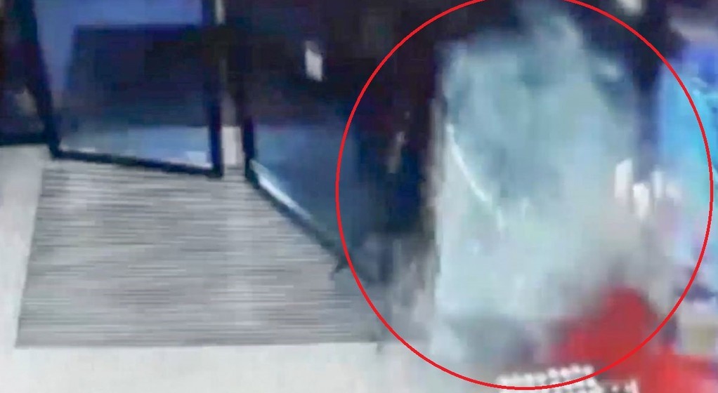 Staranował drzwi Mercedesa i wjechał w sklep na stacji paliw