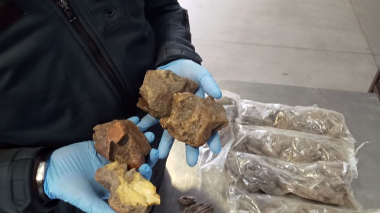 Nielegalny towar ukryty był w nadkolach pojazdu