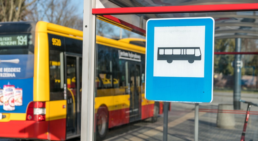Zatrzymywanie się na przystankach. Co na to przepisy ruchu drogowego?