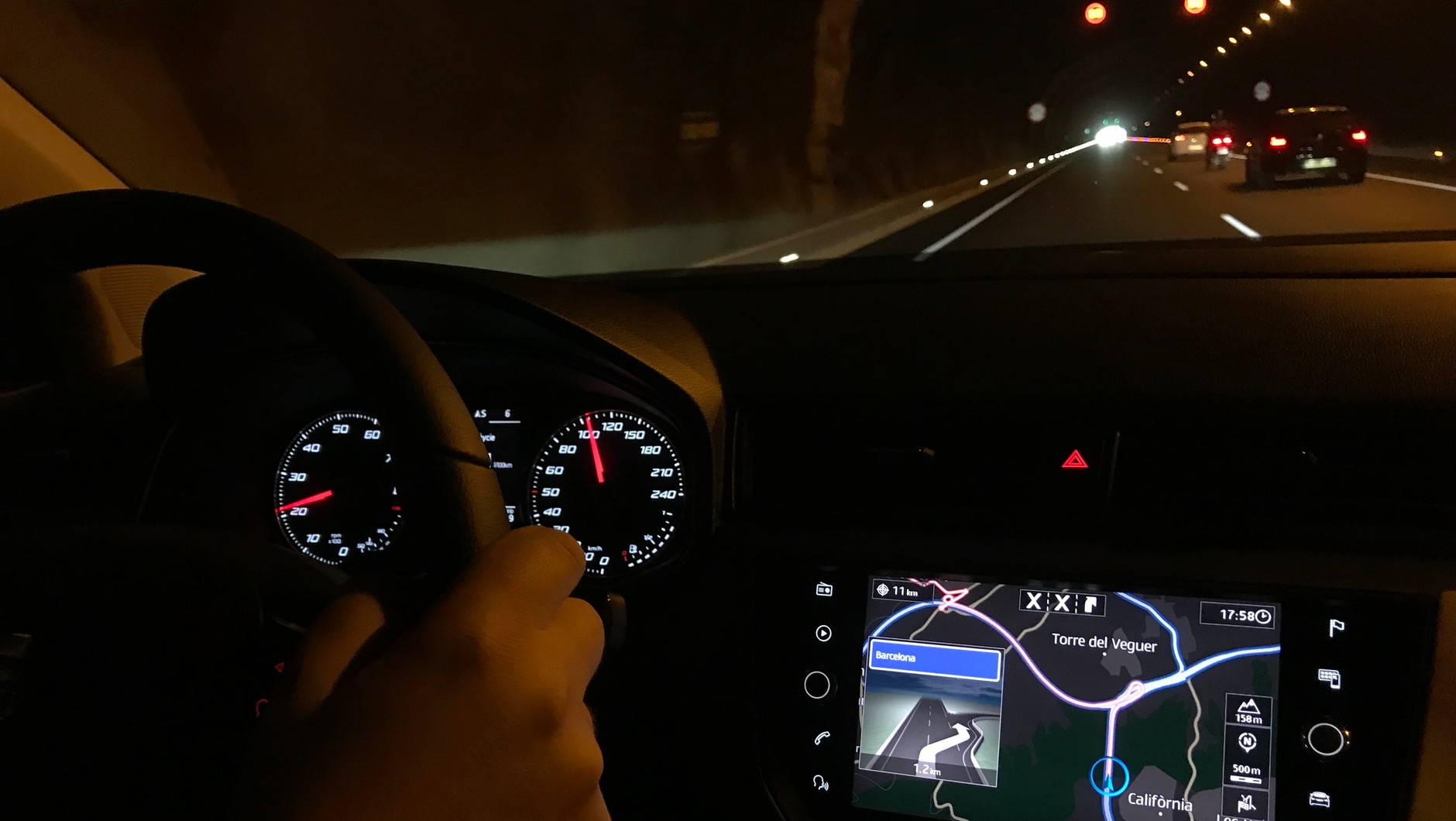 Jedno bez zmian. Dalej w Seacie stosowane są świetne zegary z białym podświetleniem. Nawigacja z 8 calowym ekranem jest bardzo dobra. Seat Arona