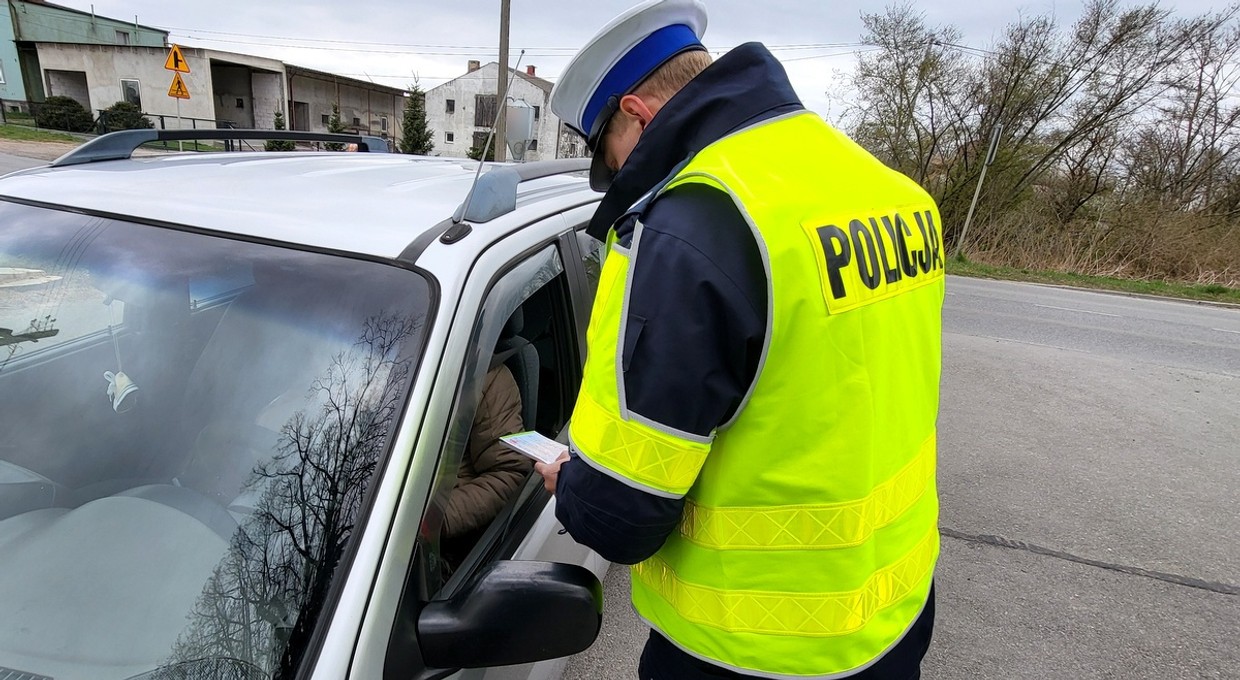 Przejechał na czerwonym świetle i dostał 2000 zł mandatu. To codzienność na polskich drogach