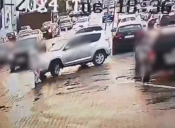 Na parkingu pod galerią potrącił matkę z dzieckiem. Wszystko się nagrało [WIDEO]