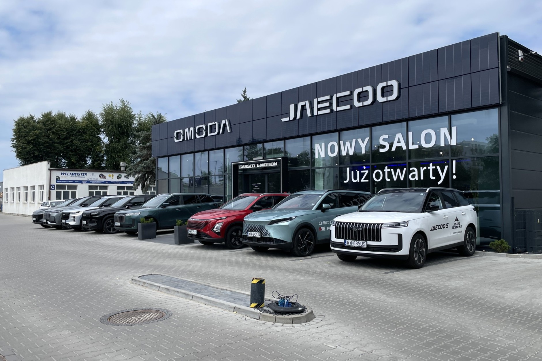Wspólny salon sprzedaży chińskich samochodów marek Jaecoo i Omoda w Warszawie przy ul. Łopuszańskiej