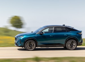 Dwa topowe SUV-y z Francji już w Polsce. Peugeot podał ceny 325-konnych 3008 i 5008