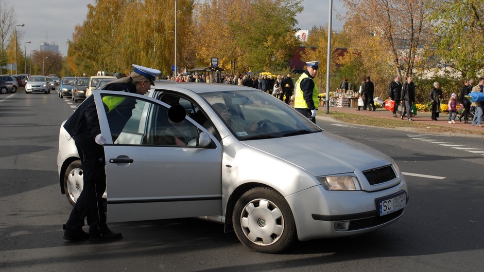 Jak co roku w okresie Wszystkich Świętych bezpieczeństwa na drogach pilnowały tysiące policjantów (zdj. ilustracyjne)