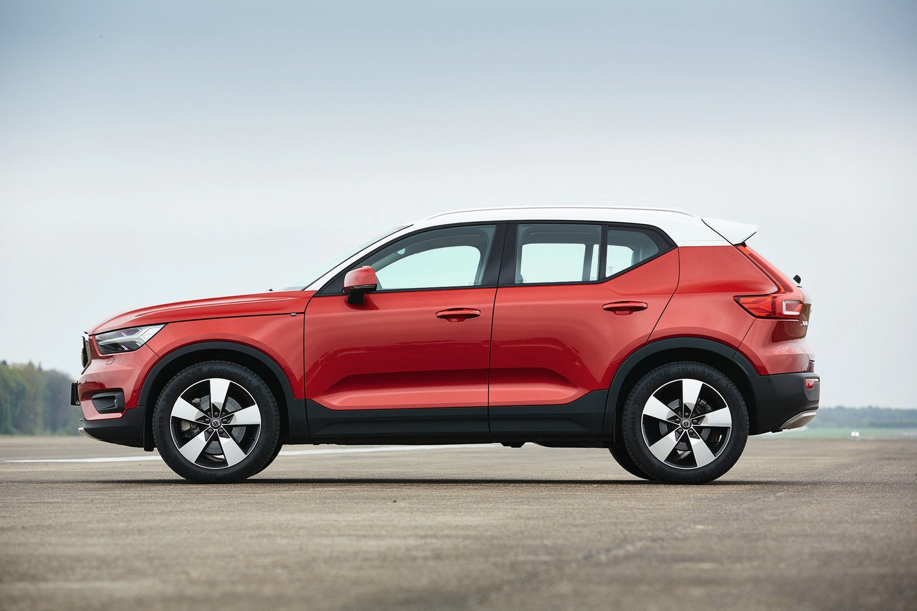 Porównanie: Jaguar E-Pace i Volvo XC 40 - małe Suv-y, duża frajda?