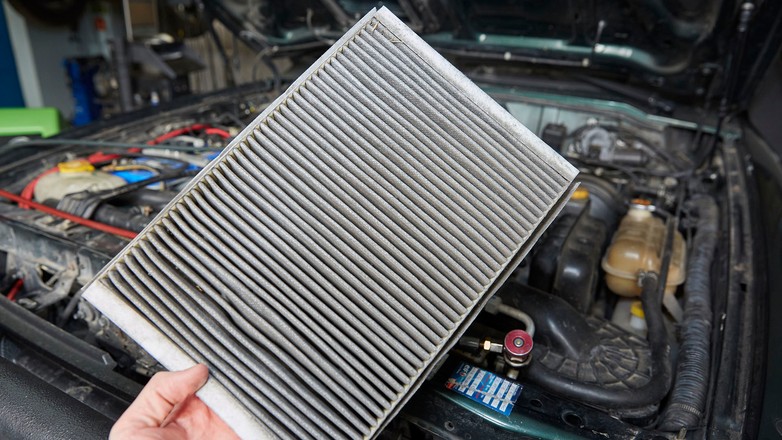 Wiosna to okres wzmożonego pylenia roślin, ale to wcale niejedyny powód, żeby wymienić filtr kabinowy w aucie.