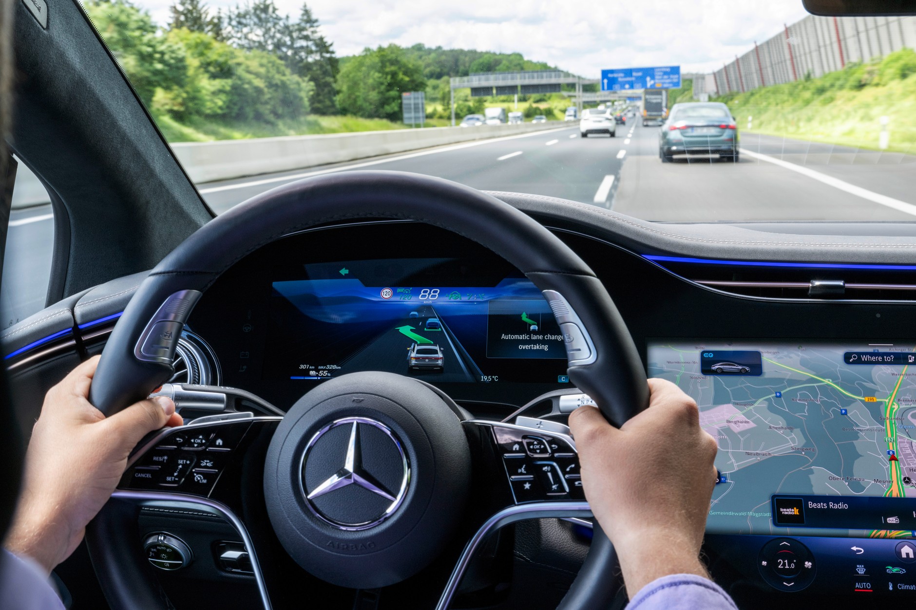 Drive Pilota 95 w Mercedesie potrafi – korzystając z "autopilota" na poziomie 2+ – wyprzedzać na autostradzie. System działa na wybranych odcinkach autostrad m.in. w Niemczech