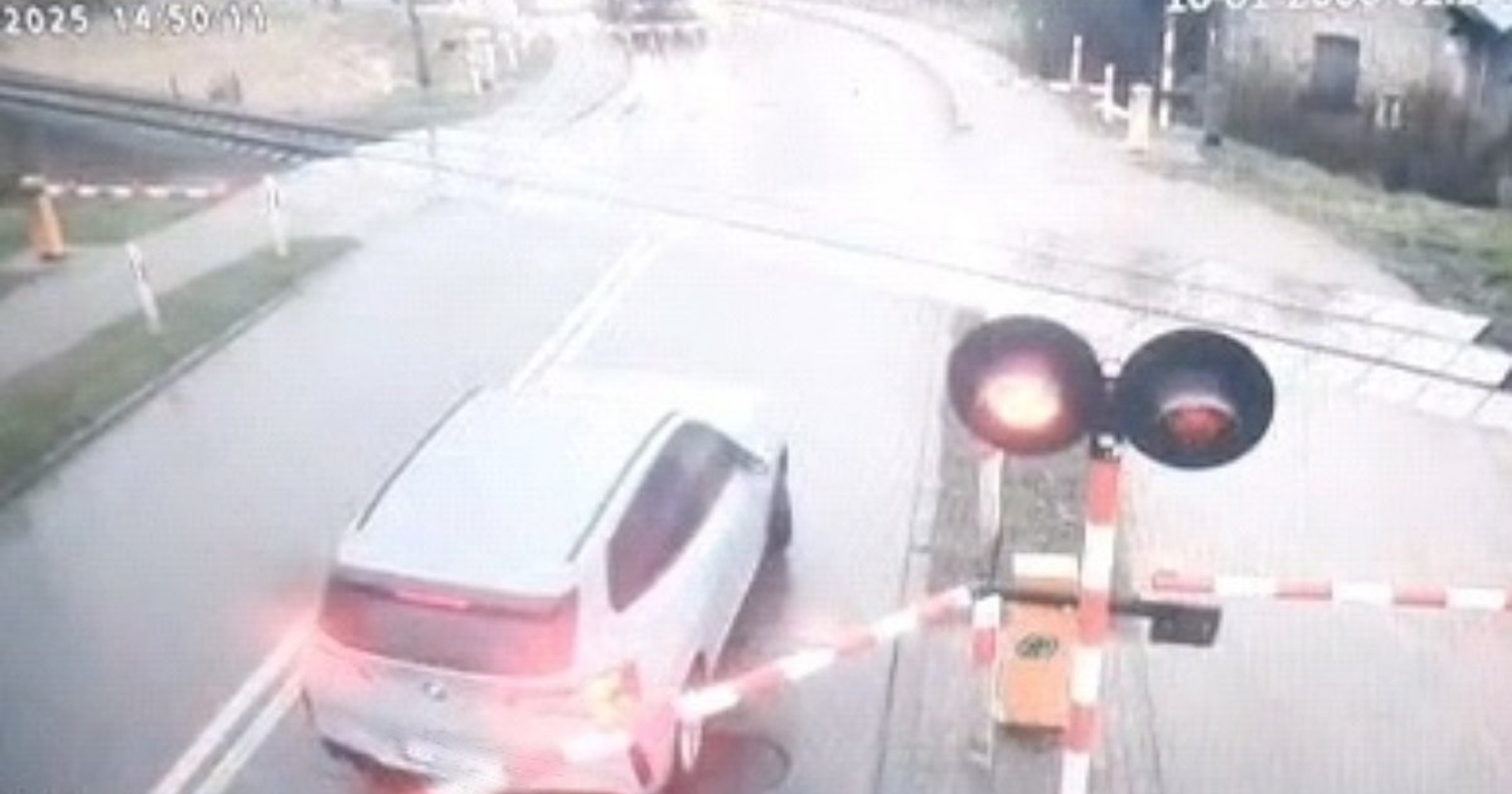 Niebezpieczna sytuacja na przejeździe kolejowym