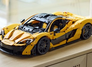 Nowe topowe auto z LEGO zachwyca finezją. Model McLarena P1 ma 3893 części i imitację 7-biegowej przekładni