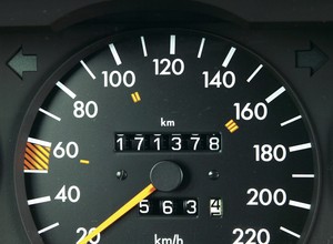 Kupiłeś auto z cofniętym licznikiem? Radzimy, jak wygrać z oszustem